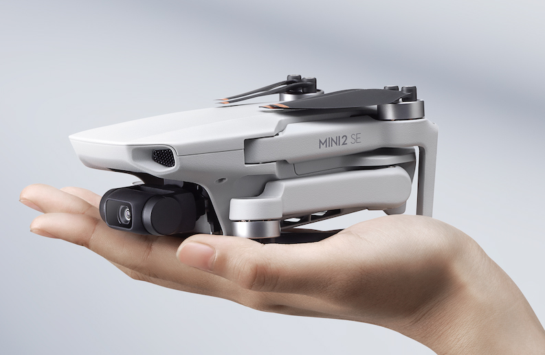 DJI Mini 2 SE in hand